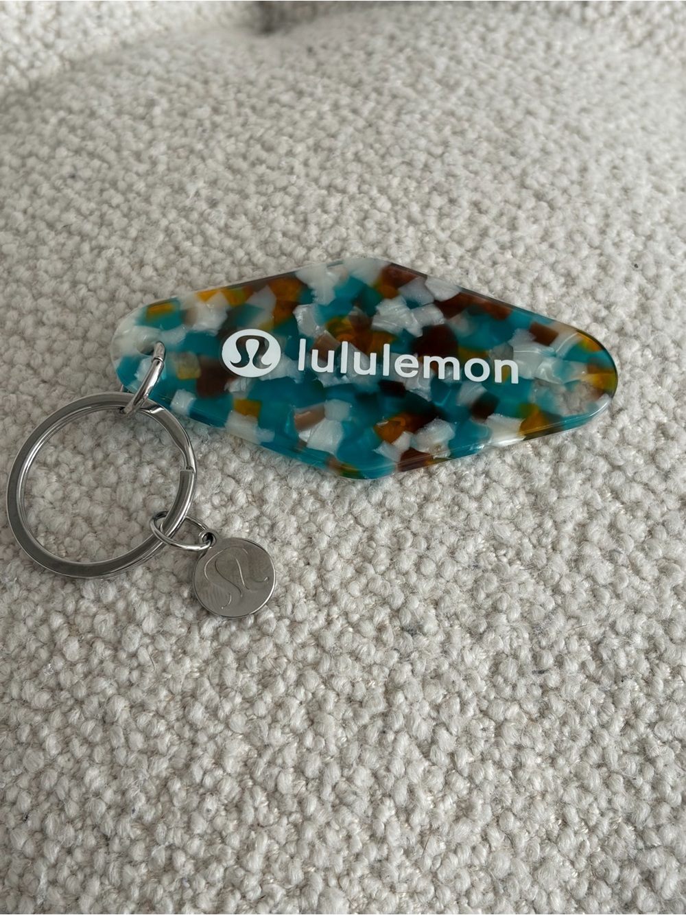 l Lululemon Diamond-Shaped Keychain